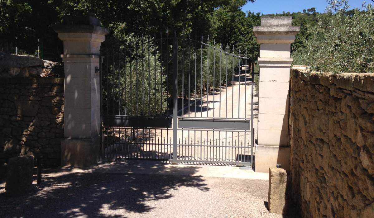 Réalisation d'un portail avec piliers et mur en pierres à Salon de Provence -Vue du portail et des piliers